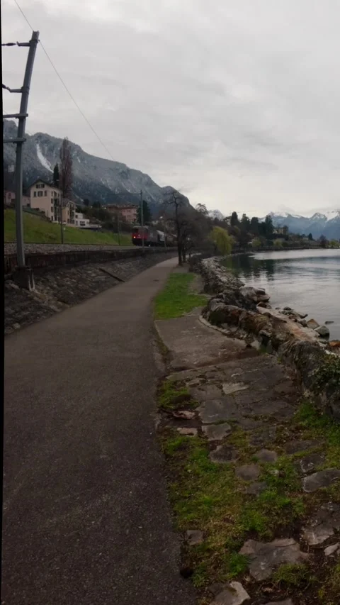Passenger train passing along Lake Geneva in Montreux Switzerland 库存影片 331083283