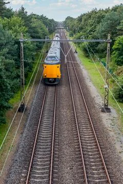 The passenger train thunders on the rails Stock-Fotos