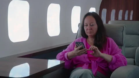 Passenger utilizing device to coordinate itinerary in aircraft 스톡 동영상 331940369