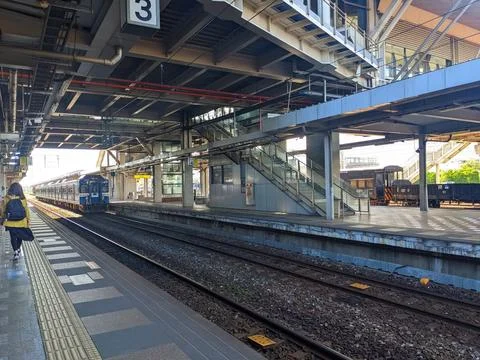 A passenger walking down the platform in Hualien Railway Station while a blue Stock Photos