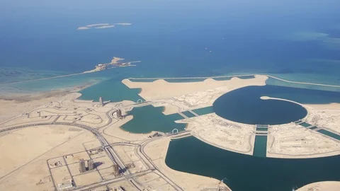 Passenger window view of Pearl Qatar, an artificial island Vídeos de archivo 100175319