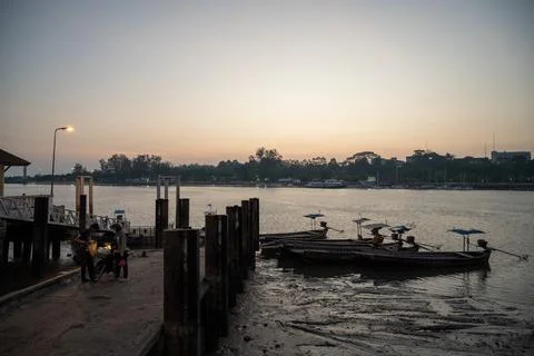 Passengers and Long-Tail Ferries at Koh Klang Crossing Foto stock