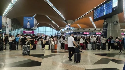 Passengers are lining up for boarding Vidéo 324595680