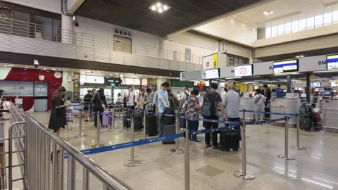 Passengers are queuing to check in at Don Mueang International Airport. Stockbeeldmateriaal 300869457
