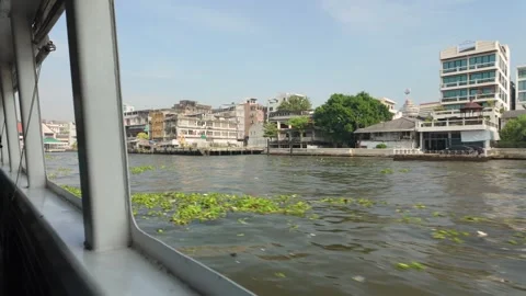 The passengers are taking the Chao Phraya Express Boat to the next location. Видео 314530840