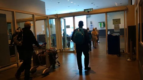 Passengers is arrival in airport Vidéo 107192306