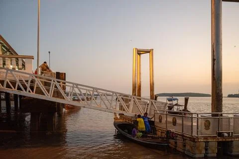 Passengers Board Ko Klang Ferry at Dusk Stock-Fotos