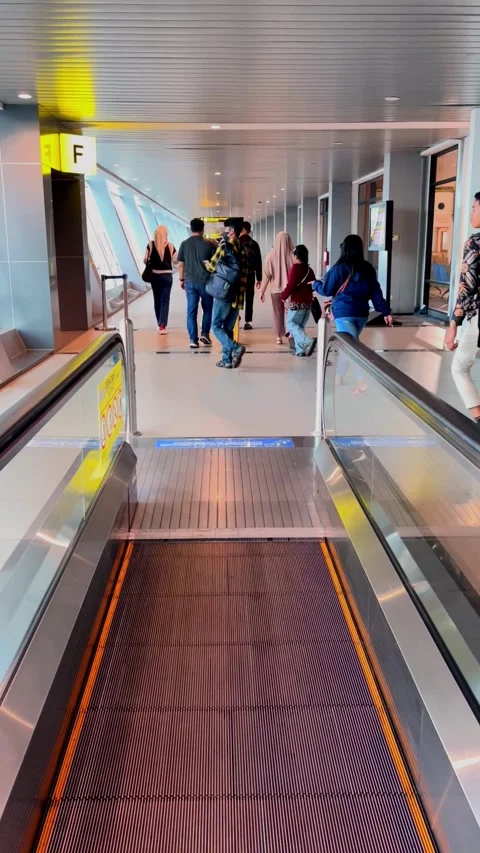 Passengers board their planes using the airport's mobile bridge. 스톡 동영상 319405683