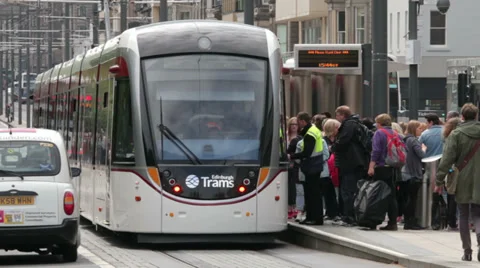 Passengers board tram at platform, princes street, edinburgh, scotland 库存影片 39793129