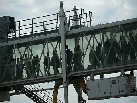 Passengers boarding on airplane through a jetway Vidéo 81121448
