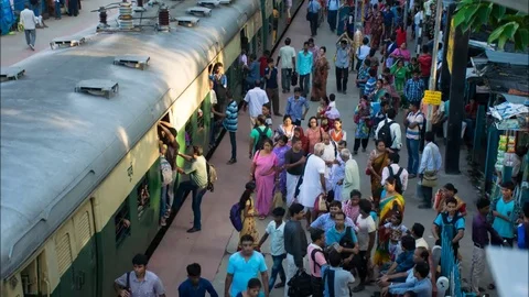 Passengers boarding  crowded suburban local train at kolkata time lapse Stock Footage 80551768