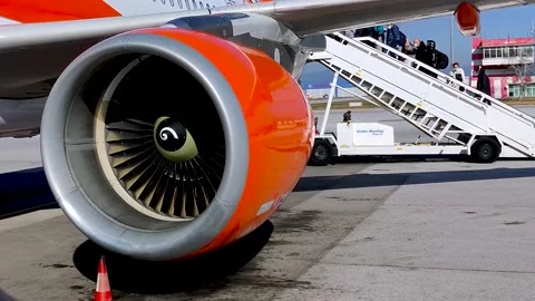 Passengers boarding a plane while testing the engine Video stock 190985661