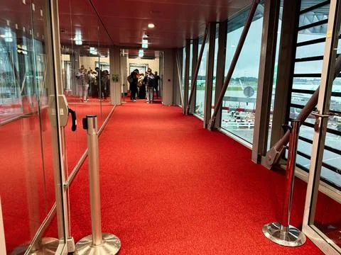 Passengers boarding through a red carpet jet bridge at Paris, France airpor.. Foto stock