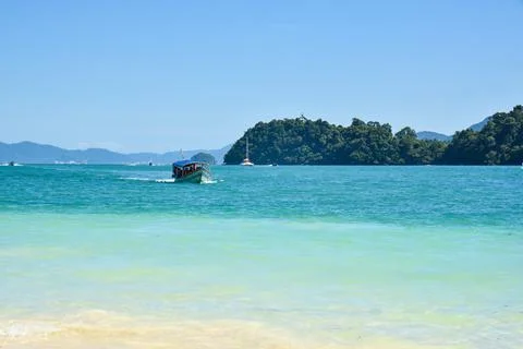 Passengers boat lets you explore the wonders of island Foto stock