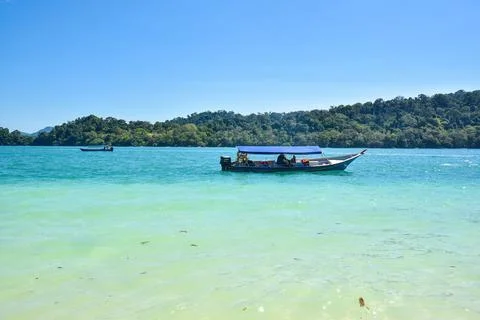 Passengers boat lets you explore the wonders of island Foto stock