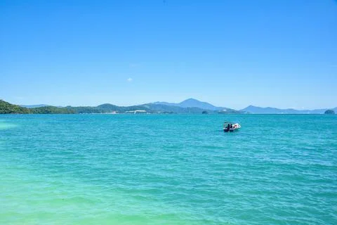 Passengers boat lets you explore the wonders of island Foto stock