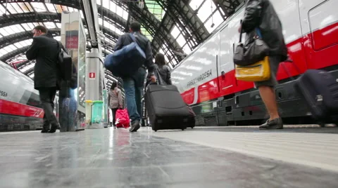 Passengers at central station of Milan 库存影片 48918960