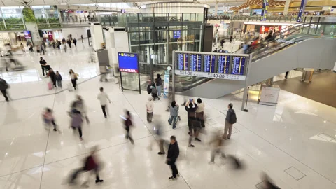 Passengers checking departure times and running around HK airport, time-lapse Stockbeeldmateriaal 341110159