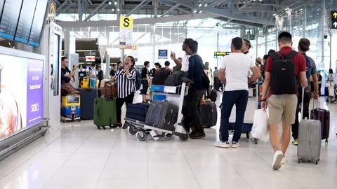 Passengers checking flight schedules at arrival departure board Stock-Footage 91103282