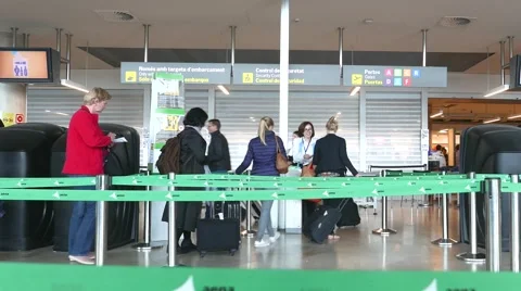 Passengers checking in at the security line at the Airport 動画素材 63026285