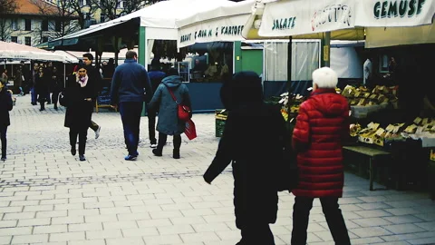 Passengers on cloudy and dry winter day at Viktualinemarkt. Vidéo 152949653