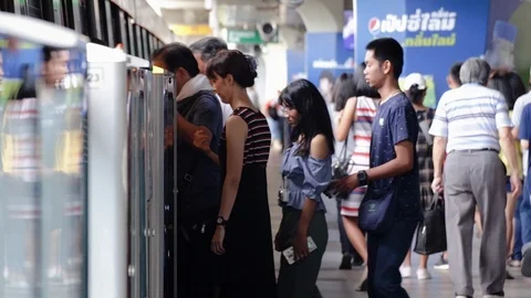 Passengers cram into leaving BTS Skytrain during rush hour Video stock 115960221