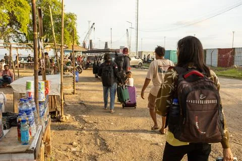 Passengers of the Dharma Kartika V ship are waiting outside Foto stock