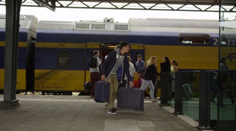 Passengers disembark an intercity train 库存影片 39651264