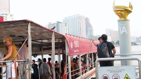 Passengers Disembarking a Crowded Ferry at a Chao Phraya River Pier Vídeos de archivo 327107713