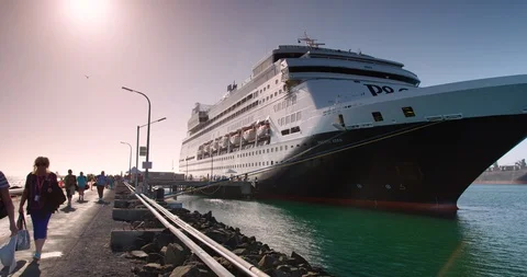 Passengers disembarking from P&amp;O Pacific Eden at Portland - February 2016. Stock Footage 86892292