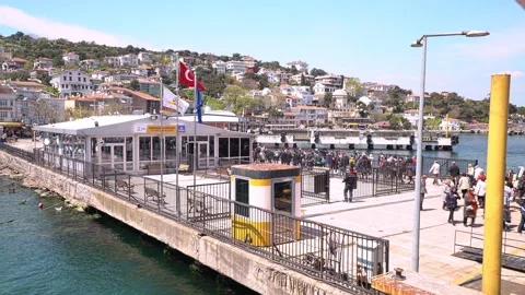 Passengers disembarking from the ship Stockbeeldmateriaal 147740364