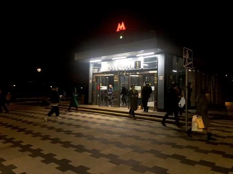 Passengers enter and exit the lobby of the Volzhskaya Moscow metro station... Foto stock
