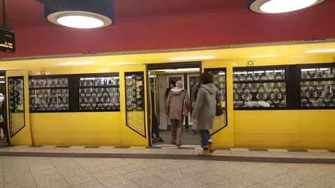 Passengers enter Ubahn subway train in Richard-Wagner-Platz, Berlin, Germany Vídeos de archivo 76495319