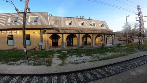 Passengers entering train at Celinac station. Vidéo 225826296