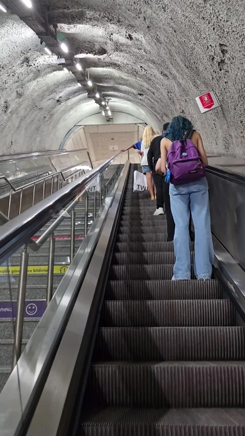 Passengers on an escalator in the Istanbul metro. Vídeo Stock 345598827