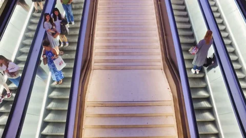 Passengers on escalators going in opposite ways Vídeo Stock 135914276