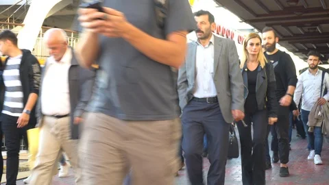 Passengers Get Off And On From Berthed Ferry Stockbeeldmateriaal 121998920