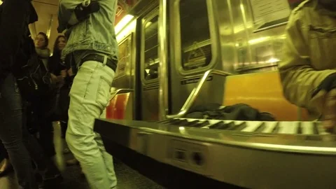 Passengers getting off and on subway train on Midtown Manhattan in NYC 库存影片 77337624