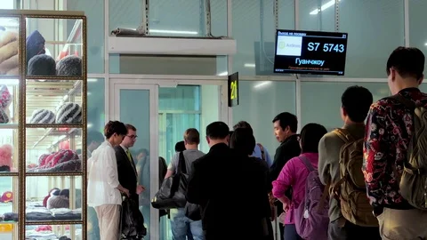 Passengers go to the boarding gate for a flight to Guangzhou 库存影片 119009372