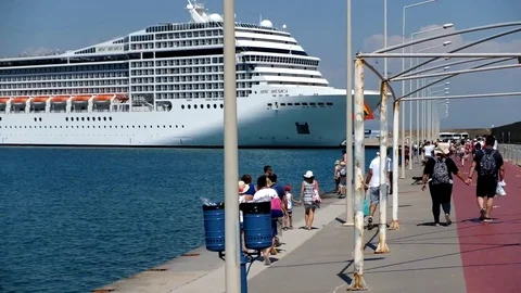 Passengers going back to their cruise ship travel Vídeos de archivo 78072149