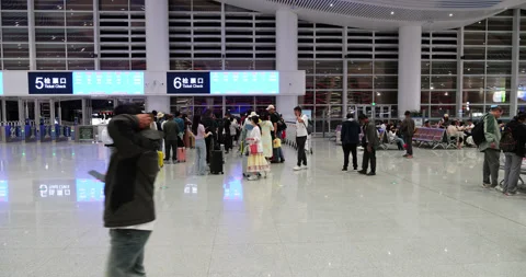 Passengers inside Dali railway station waiting ticket gates to be open 库存影片 329462298