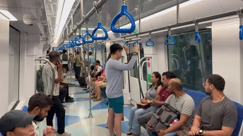 Passengers inside a Dubai metro car. Dubai UAE 6 September 2026. Vidéo 345371427