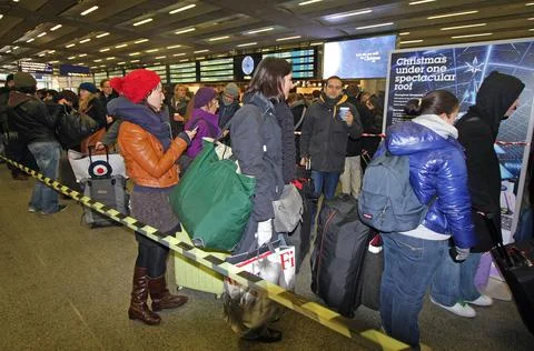 Passengers At Kings Cross Station Queue For The Eurostar Trains To Europe As Fur Stock Photos