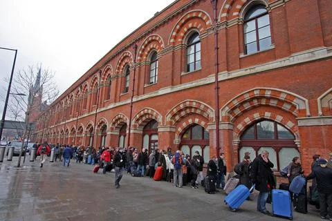 Passengers At Kings Cross Station Queue For The Eurostar Trains To Europe As Fur Stock Photos