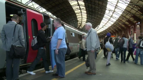 Passengers Leaving an Express Train Vidéo 254574055