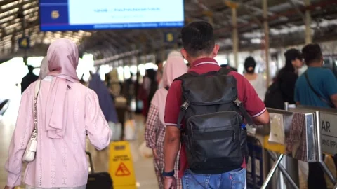 Passengers lining up at the Bandung Station platform underneath a digital rail Stockbeeldmateriaal 337858294