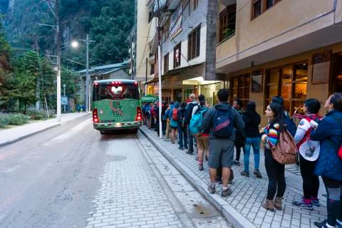 Passengers lining up for bus going up to Machu Picchu Foto stock