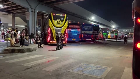 Passengers with luggages boarding double decker bus at Bangkok bus terminal 库存影片 189437740