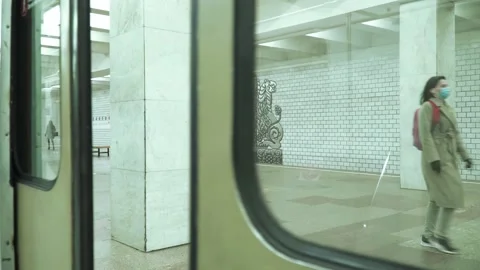 Passengers on the metro station Belyaevo 스톡 동영상 131706286