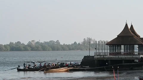 Passengers move by longtail boats at Maratua pier Vidéo 336720366